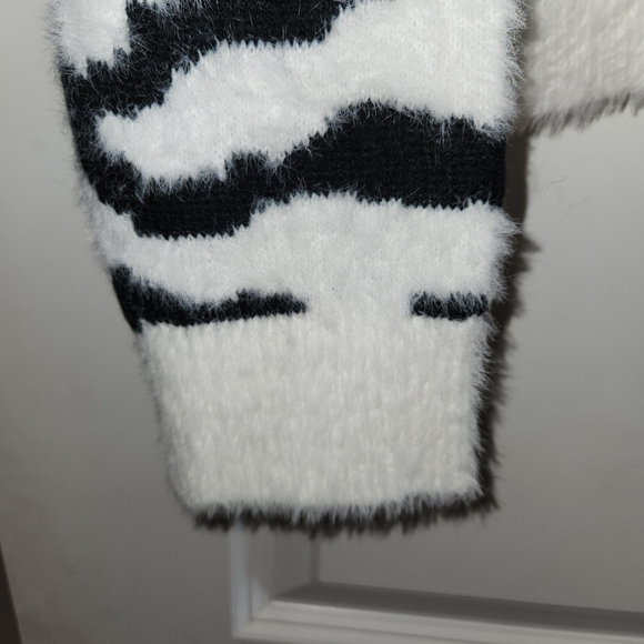 Bar III Black & White Zebra Print Sweater Size M Super Soft & Fuzzy Long Sleeves - Picture 3 of 13